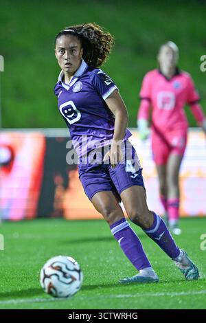 Deinze, Belgio. 8 ottobre 2025. Nia Elyn (4) di Anderlecht nella foto durante una partita di calcio femminile tra RSC Anderlecht Women e SC Braga nel secondo turno di qualificazione prima tappa della stagione 2025-2026 della UEFA Womens Europa Cup, mercoledì 8 ottobre 2025 a Deinze, Belgio. Crediti: Sportpix/Alamy Live News Foto Stock