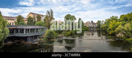 Vista dal ponte sul ristorante e dal fiume Peta che scorre attraverso Oradea nella regione di Crisana, Transilvania in Romania Foto Stock