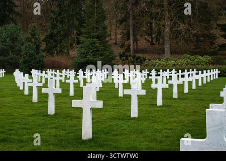 Belleau, Francia - 20 febbraio 2022: Croci al cimitero americano di Aisne-Marne in una nuvolosa giornata invernale in Francia. Foto Stock