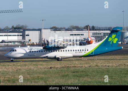 Immagini dell'aereo di linea regionale ATR 72-600 operato da Emerald Airlines, il marchio sussidiario della compagnia aerea irlandese Aer Lingus. Foto Stock