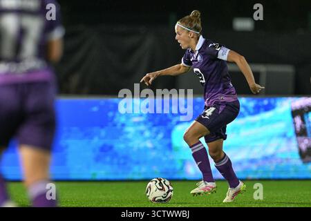 Deinze, Belgio. 8 ottobre 2025. Laura Deloose (14) di Anderlecht, nella foto di una partita di calcio femminile tra RSC Anderlecht Women e SC Braga nel secondo turno di qualificazione della prima tappa della stagione 2025-2026 della UEFA Womens Europa Cup, mercoledì 8 ottobre 2025 a Deinze, Belgio. Crediti: Sportpix/Alamy Live News Foto Stock