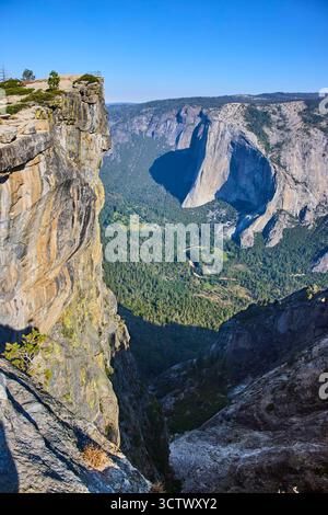 Taft Point Cliff Edge con El Capitan e vista sulla foresta della Yosemite Valley Foto Stock