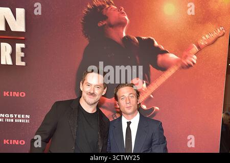 FIRST STEPS Awards 2025 Darsteller Jeremy Allen White Spielt Bruce Springsteen und Regisseur Scott Cooper Ankunft zur Deutschland Premiere von SPRINGSTEEN - CONSEGNAMI DA NOWHEWRE a Berlino AM 08.10.2025 *** FIRST STEPS Awards 2025 l'attore Jeremy Allen White interpreta Bruce Springsteen e il regista Scott Cooper arrivano alla prima tedesca di SPRINGSTEEN CONSEGNAMI DA NOWHEWRE a Berlino l'08 10 2025 Photopress Mueller Foto Stock