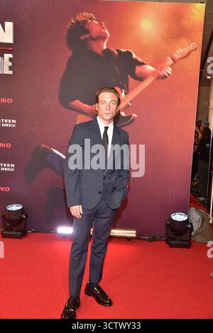 FIRST STEPS Awards 2025 Darsteller Jeremy Allen White Spielt Bruce Springsteen Ankunft zur Deutschland Premiere von SPRINGSTEEN - DELIVERMI DA NOWHEWRE a Berlino AM 08.10.2025 *** FIRST STEPS Awards 2025 l'artista Jeremy Allen White interpreta Bruce SPRINGSTEEN arrivo alla prima tedesca di SPRINGSTEEN DELIVER ME DA NOWHEWRE a Berlino l'08 10 2025 Photopress Mueller Foto Stock