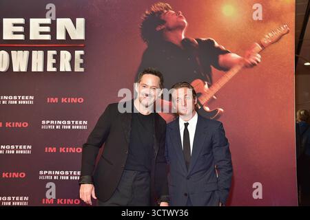 FIRST STEPS Awards 2025 Darsteller Jeremy Allen White Spielt Bruce Springsteen und Regisseur Scott Cooper Ankunft zur Deutschland Premiere von SPRINGSTEEN - CONSEGNAMI DA NOWHEWRE a Berlino AM 08.10.2025 *** FIRST STEPS Awards 2025 l'attore Jeremy Allen White interpreta Bruce Springsteen e il regista Scott Cooper arrivano alla prima tedesca di SPRINGSTEEN CONSEGNAMI DA NOWHEWRE a Berlino l'08 10 2025 Photopress Mueller Foto Stock