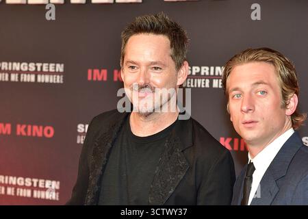 FIRST STEPS Awards 2025 Darsteller Jeremy Allen White Spielt Bruce Springsteen und Regisseur Scott Cooper Ankunft zur Deutschland Premiere von SPRINGSTEEN - CONSEGNAMI DA NOWHEWRE a Berlino AM 08.10.2025 *** FIRST STEPS Awards 2025 l'attore Jeremy Allen White interpreta Bruce Springsteen e il regista Scott Cooper arrivano alla prima tedesca di SPRINGSTEEN CONSEGNAMI DA NOWHEWRE a Berlino l'08 10 2025 Photopress Mueller Foto Stock