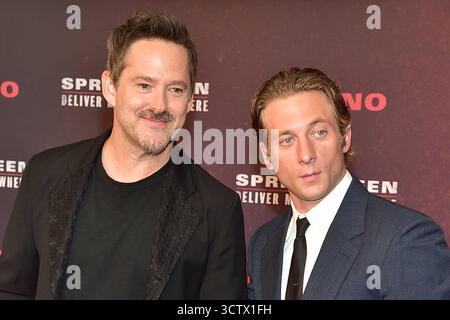 Deutschland Premiere von SPRINGSTEEN Darsteller Jeremy Allen White Spielt Bruce Springsteen und Regisseur Scott Cooper Ankunft zur Deutschland Premiere von SPRINGSTEEN - DELIVERMI DA NOWHEWRE a Berlino AM 08.10.2025 *** prima tedesca di SPRINGSTEEN l'attore Jeremy Allen White interpreta Bruce SPRINGSTEEN e il regista Scott Cooper arrivano per la prima tedesca di SPRINGSTEEN DELIVER ME DA NOWEWRE a Berlino il 10 2025 Photopress Foto Stock