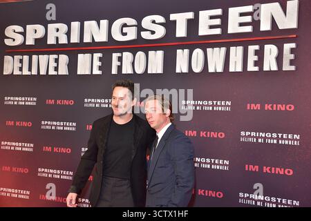 Deutschland Premiere von SPRINGSTEEN Darsteller Jeremy Allen White Spielt Bruce Springsteen und Regisseur Scott Cooper Ankunft zur Deutschland Premiere von SPRINGSTEEN - DELIVERMI DA NOWHEWRE a Berlino AM 08.10.2025 *** prima tedesca di SPRINGSTEEN l'attore Jeremy Allen White interpreta Bruce SPRINGSTEEN e il regista Scott Cooper arrivano per la prima tedesca di SPRINGSTEEN DELIVER ME DA NOWEWRE a Berlino il 10 2025 Photopress Foto Stock