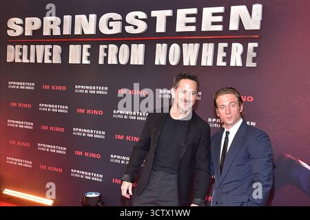 FIRST STEPS Awards 2025 Darsteller Jeremy Allen White Spielt Bruce Springsteen und Regisseur Scott Cooper Ankunft zur Deutschland Premiere von SPRINGSTEEN - CONSEGNAMI DA NOWHEWRE a Berlino AM 08.10.2025 *** FIRST STEPS Awards 2025 l'attore Jeremy Allen White interpreta Bruce Springsteen e il regista Scott Cooper arrivano alla prima tedesca di SPRINGSTEEN CONSEGNAMI DA NOWHEWRE a Berlino l'08 10 2025 Photopress Mueller Foto Stock
