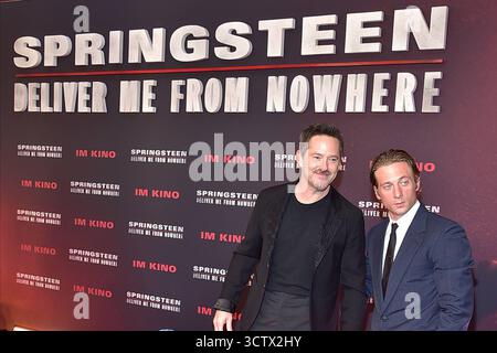 Deutschland Premiere von SPRINGSTEEN Darsteller Jeremy Allen White Spielt Bruce Springsteen und Regisseur Scott Cooper Ankunft zur Deutschland Premiere von SPRINGSTEEN - DELIVERMI DA NOWHEWRE a Berlino AM 08.10.2025 *** prima tedesca di SPRINGSTEEN l'attore Jeremy Allen White interpreta Bruce SPRINGSTEEN e il regista Scott Cooper arrivano per la prima tedesca di SPRINGSTEEN DELIVER ME DA NOWEWRE a Berlino il 10 2025 Photopress Foto Stock