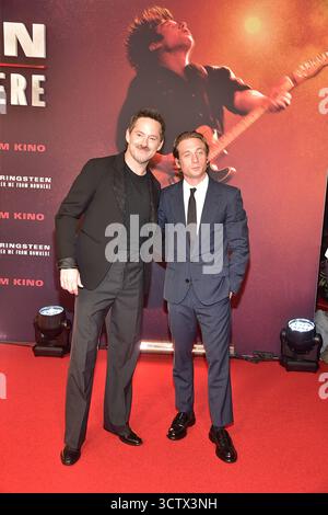 Deutschland Premiere von SPRINGSTEEN Darsteller Jeremy Allen White Spielt Bruce Springsteen und Regisseur Scott Coope Ankunft zur Deutschland Premiere von SPRINGSTEEN - DELIVERMI DA NOWHEWRE a Berlino AM 08.10.2025 *** prima tedesca di SPRINGSTEEN l'attore Jeremy Allen White interpreta Bruce Springsteen e il regista Scott Coope arrivano per la prima tedesca di SPRINGSTEEN DELIVER ME DA NOWEWRE a Berlino Mueller 08 2025 Foto Stock