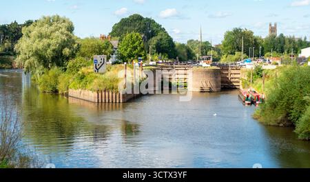 Ponorama dell'esclusiva doppia chiusa alla fine del canale di Worcester e Birmingham, in uno splendido pomeriggio di fine estate, vicino alla storica Worce Foto Stock
