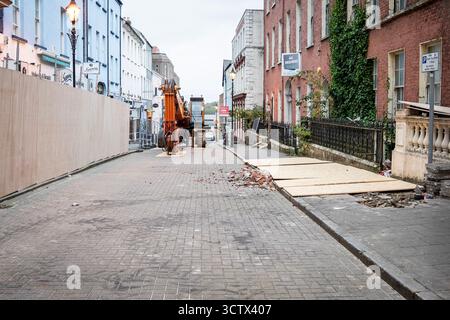 Derry, Irlanda del Nord. 8 ottobre 2025. PUMP Street rimane chiusa mentre i lavori di sicurezza continuano dopo il crollo parziale di un edificio del XIX secolo, nei pressi della cattedrale di San Colombano. La struttura a quattro piani, costruita nei primi anni '1800 e precedentemente sede della Sentinella di Londonderry, fa parte di un complesso di proprietà protette. Crediti: Aodhan Roberts/Alamy Live News. Foto Stock
