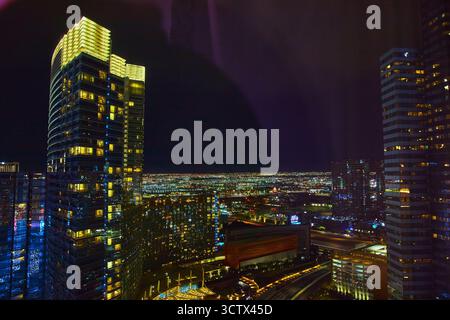Lo skyline notturno della Strip di Las Vegas illuminata dai grattacieli delle luci della città Foto Stock