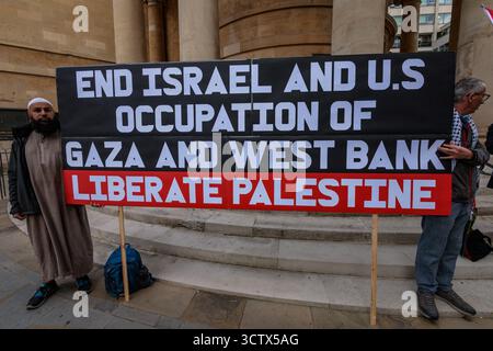 Londra, Regno Unito. 7 ottobre 2025. Gli attivisti pro-palestinesi cominciano a riunirsi fuori dalla Broadcasting House della BBC per una protesta ritenuta dalla polizia metropolitana organizzata da un gruppo noto come Intifada 87. La polizia metropolitana aveva imposto condizioni del Public Order Act alla protesta meno di un'ora prima, vietando l'ingresso ai manifestanti in una zona intorno a Broadcasting House delimitata da Marylebone Road, Great Titchfield Street, Great Castle Street e Harley Street e gli attivisti furono quasi immediatamente spostati dagli agenti della polizia metropolitana. Crediti: Mark Kerrison/Alamy Live News Foto Stock