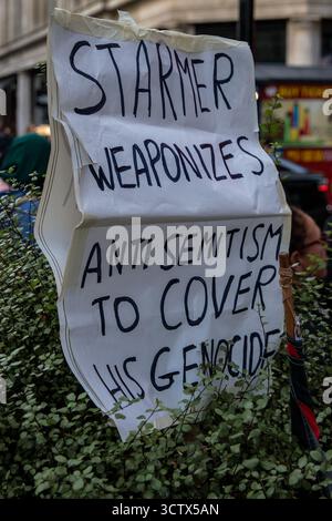 Londra, Regno Unito. 7 ottobre 2025. Un segno critico nei confronti del primo ministro britannico Sir Keir Starmer è raffigurato in Regent Street durante una protesta da attivisti filo-palestinesi ritenuti dalla polizia metropolitana essere stato organizzato da un gruppo noto come Intifada 87. La polizia metropolitana aveva imposto condizioni alla protesta in base al Public Order Act che vietava l'ingresso ai manifestanti in una zona intorno a Broadcasting House delimitata da Marylebone Road, Great Titchfield Street, Great Castle Street e Harley Street. Crediti: Mark Kerrison/Alamy Live News Foto Stock