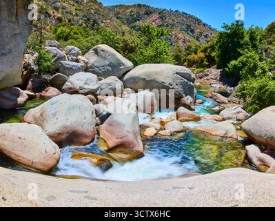 Panorama of Granite Boulders and Flowing River in Mountain Forest Landscape Foto Stock
