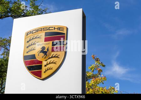 Stoccarda, Germania - 20 settembre 2025: Logo Porsche presso la concessionaria Pragsattel di Stoccarda, Germania. Foto Stock