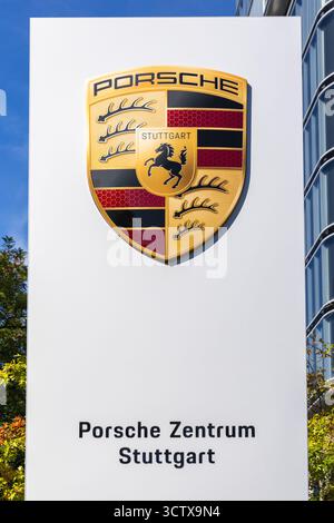 Stoccarda, Germania - 20 settembre 2025: Logo Porsche presso la concessionaria Pragsattel di Stoccarda, Germania. Foto Stock