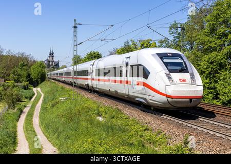 Bruchsal, Germania - 28 aprile 2025: Treno ICE 4 ad alta velocità della Deutsche Bahn DB Railway a Bruchsal, Germania. Foto Stock