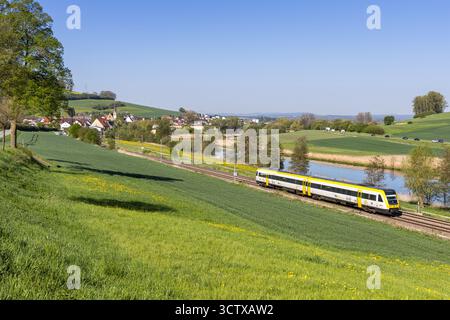 Geisingen, Germania - 2 maggio 2025: Treno regionale di DB Regio sulla linea ferroviaria Schwarzwaldbahn a Geisingen, Germania. Foto Stock