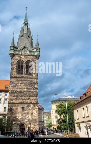 Praga, Repubblica Ceca, 7 agosto 2023. Immagine verticale della Torre Jindřiš, il campanile originale della Chiesa di Sant'Enrico e di San Kunhuta. Persone Foto Stock