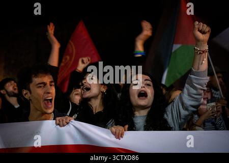 Roma, RM, Italia. 8 ottobre 2025. Il giorno dopo che la Marina israeliana ha bloccato la Flottiglia della libertà, migliaia di cittadini si riuniscono al Colosseo e marciano in solidarietà con Gaza, con i Plaestiniani e con la Flottiglia. (Credit Image: © Marco di Gianvito/ZUMA Press Wire) SOLO PER USO EDITORIALE! Non per USO commerciale! Foto Stock