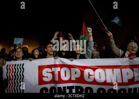 Roma, RM, Italia. 8 ottobre 2025. Il giorno dopo che la Marina israeliana ha bloccato la Flottiglia della libertà, migliaia di cittadini si riuniscono al Colosseo e marciano in solidarietà con Gaza, con i Plaestiniani e con la Flottiglia. (Credit Image: © Marco di Gianvito/ZUMA Press Wire) SOLO PER USO EDITORIALE! Non per USO commerciale! Foto Stock