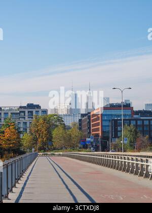 Varsavia, Polonia - 08.10.2025: Vista sulla strada della città con edifici moderni e il Palazzo della Cultura e della Scienza in una soleggiata giornata autunnale Foto Stock
