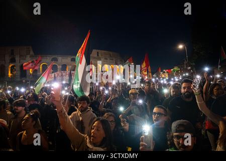 Roma, RM, Italia. 8 ottobre 2025. Il giorno dopo che la Marina israeliana ha bloccato la Flottiglia della libertà, migliaia di cittadini si riuniscono al Colosseo e marciano in solidarietà con Gaza, con i Plaestiniani e con la Flottiglia. (Credit Image: © Marco di Gianvito/ZUMA Press Wire) SOLO PER USO EDITORIALE! Non per USO commerciale! Foto Stock