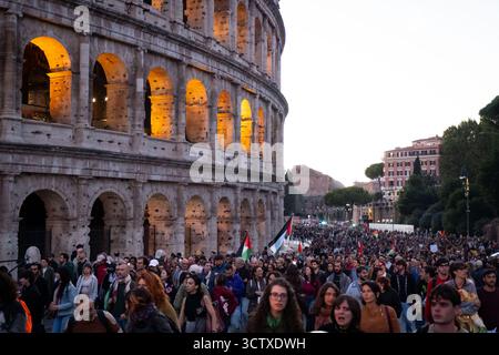 Roma, RM, Italia. 8 ottobre 2025. Il giorno dopo che la Marina israeliana ha bloccato la Flottiglia della libertà, migliaia di cittadini si riuniscono al Colosseo e marciano in solidarietà con Gaza, con i Plaestiniani e con la Flottiglia. (Credit Image: © Marco di Gianvito/ZUMA Press Wire) SOLO PER USO EDITORIALE! Non per USO commerciale! Foto Stock