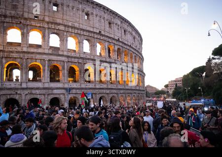 Roma, RM, Italia. 8 ottobre 2025. Il giorno dopo che la Marina israeliana ha bloccato la Flottiglia della libertà, migliaia di cittadini si riuniscono al Colosseo e marciano in solidarietà con Gaza, con i Plaestiniani e con la Flottiglia. (Credit Image: © Marco di Gianvito/ZUMA Press Wire) SOLO PER USO EDITORIALE! Non per USO commerciale! Foto Stock