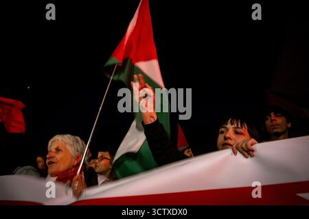 Roma, RM, Italia. 8 ottobre 2025. Il giorno dopo che la Marina israeliana ha bloccato la Flottiglia della libertà, migliaia di cittadini si riuniscono al Colosseo e marciano in solidarietà con Gaza, con i Plaestiniani e con la Flottiglia. (Credit Image: © Marco di Gianvito/ZUMA Press Wire) SOLO PER USO EDITORIALE! Non per USO commerciale! Foto Stock