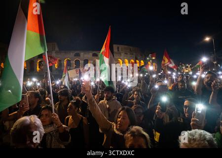 Roma, RM, Italia. 8 ottobre 2025. Il giorno dopo che la Marina israeliana ha bloccato la Flottiglia della libertà, migliaia di cittadini si riuniscono al Colosseo e marciano in solidarietà con Gaza, con i Plaestiniani e con la Flottiglia. (Credit Image: © Marco di Gianvito/ZUMA Press Wire) SOLO PER USO EDITORIALE! Non per USO commerciale! Foto Stock