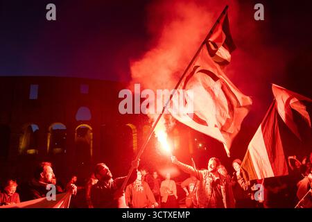 Roma, RM, Italia. 8 ottobre 2025. Il giorno dopo che la Marina israeliana ha bloccato la Flottiglia della libertà, migliaia di cittadini si riuniscono al Colosseo e marciano in solidarietà con Gaza, con i Plaestiniani e con la Flottiglia. (Credit Image: © Marco di Gianvito/ZUMA Press Wire) SOLO PER USO EDITORIALE! Non per USO commerciale! Foto Stock