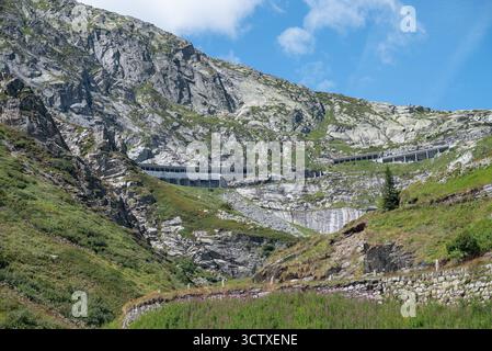 Veduta della vecchia strada tremola e della strada nazionale 2 attraverso il passo del san gottardo in Svizzera Foto Stock