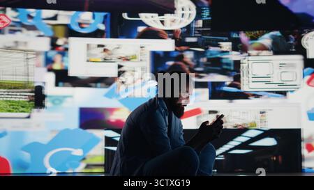 Ha sottolineato che l'individuo abusa ossessivamente delle sue app sociali per cellulari, illustrando la crisi di salute mentale causata dalla dipendenza e dall'eccessiva informazione. Cyberbullismo e manipolazione. Telecamera B.. Foto Stock