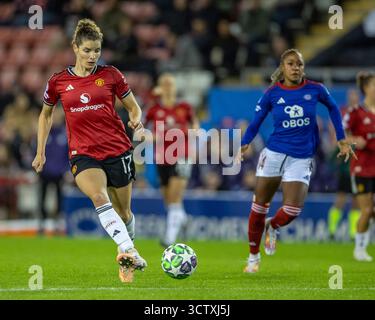 Leigh Sports Village, Manchester, Regno Unito. 8 ottobre 2025. Women's Champions League Football, Manchester United contro Valerenga; Dominique Janssen del Manchester United Women passa la palla Credit: Action Plus Sports/Alamy Live News Foto Stock