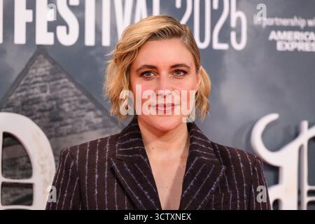 Londra, Regno Unito. 8 ottobre 2025. Greta Gerwig partecipa alla prima internazionale del terzo film della serie Knives Out - Wake Up Dead Man: A Knives Out Mystery, al Southbank Centre, Royal Festival Hall, Londra, nella serata di apertura del BFI London Film Festival. Il credito fotografico dovrebbe essere: Matt Crossick/Empics/Alamy Live News Foto Stock