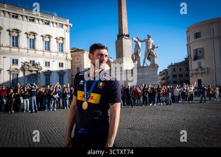 Roma, RM, Italia. 8 ottobre 2025. Le squadre nazionali di pallavolo femminile e maschile, fresche delle rispettive vittorie mondiali, lasciano il Quirinale dopo aver incontrato il presidente Mattarella. SIMONE ANZANI. (Credit Image: © Marco di Gianvito/ZUMA Press Wire) SOLO PER USO EDITORIALE! Non per USO commerciale! Foto Stock