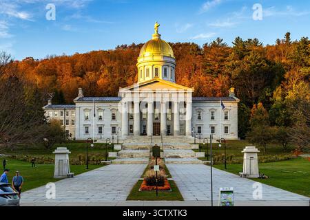 Vermont State House a Montpelier, Vermont, il palazzo del governo dello stato, con la famosa cupola delle foglie d'oro e il fogliame autunnale al tramonto. Foto Stock