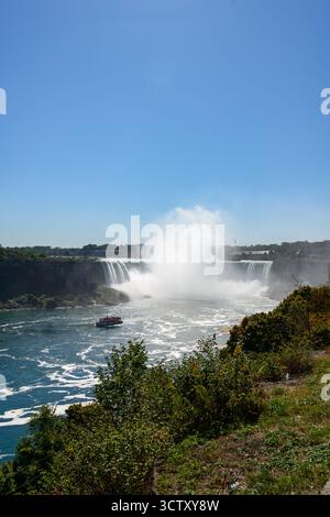 Una splendida vista panoramica sia delle Canadian Horseshoe Falls che delle American Falls at Niagara Falls, Ontario, Canada. L'immagine cattura gli immiti Foto Stock