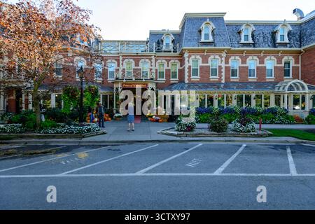 Un'incantevole vista diurna dello storico Prince of Wales Hotel situato nel cuore di Niagara-on-the-Lake, Ontario, Canada. Costruito nel 1864, questo vincitore Foto Stock