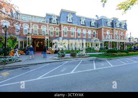 Un'incantevole vista diurna dello storico Prince of Wales Hotel situato nel cuore di Niagara-on-the-Lake, Ontario, Canada. Costruito nel 1864, questo vincitore Foto Stock