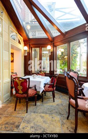 Un'incantevole vista diurna dello storico Prince of Wales Hotel situato nel cuore di Niagara-on-the-Lake, Ontario, Canada. Costruito nel 1864, questo vincitore Foto Stock