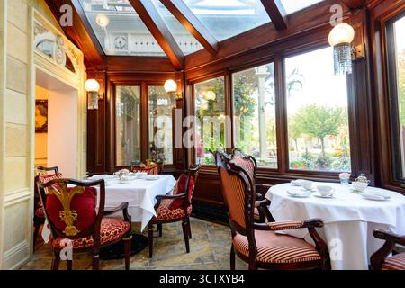 Un'incantevole vista diurna dello storico Prince of Wales Hotel situato nel cuore di Niagara-on-the-Lake, Ontario, Canada. Costruito nel 1864, questo vincitore Foto Stock