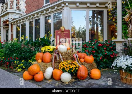 Un'incantevole vista diurna dello storico Prince of Wales Hotel situato nel cuore di Niagara-on-the-Lake, Ontario, Canada. Costruito nel 1864, questo vincitore Foto Stock