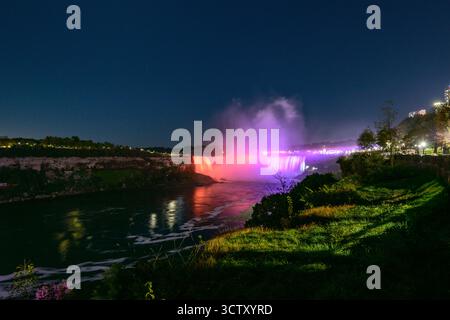 Cascate del Niagara, cascata a ferro di cavallo canadese illuminata di notte con nebbia. Cascate del Niagara, Ontario, Canada Foto Stock