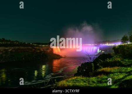 Cascate del Niagara, cascata a ferro di cavallo canadese illuminata di notte con nebbia. Cascate del Niagara, Ontario, Canada Foto Stock
