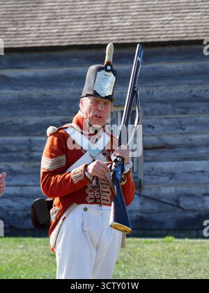 Un dipendente/attore di Parks Canada, che sta dimostrando il fucile. Fort George, Niagara-on-the-Lake, Ontario, Canada Foto Stock